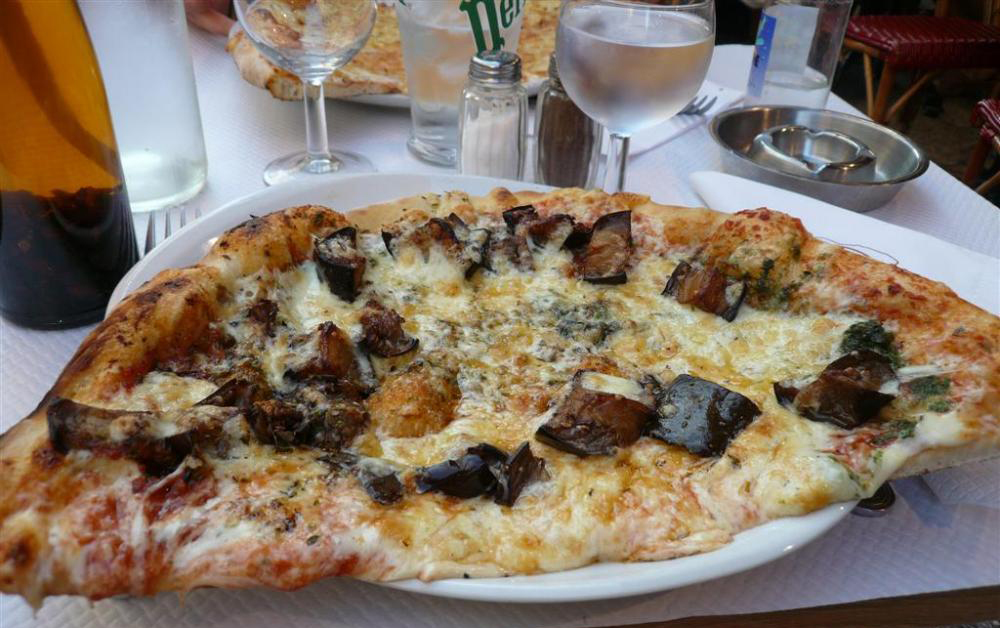 Франция, пол-пиццы La Pizza Cresci.jpg
