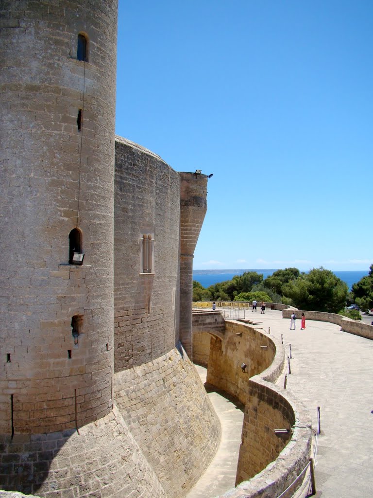 Замок Бельвер в Испании