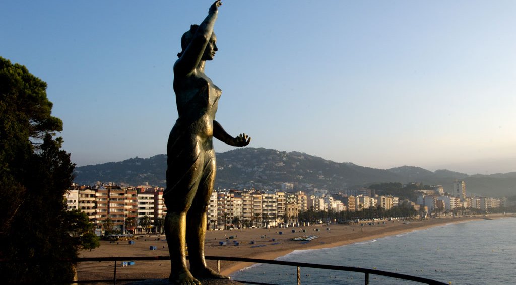 Испания, город Ллорет де Маре, скульптура Донны Маринеры