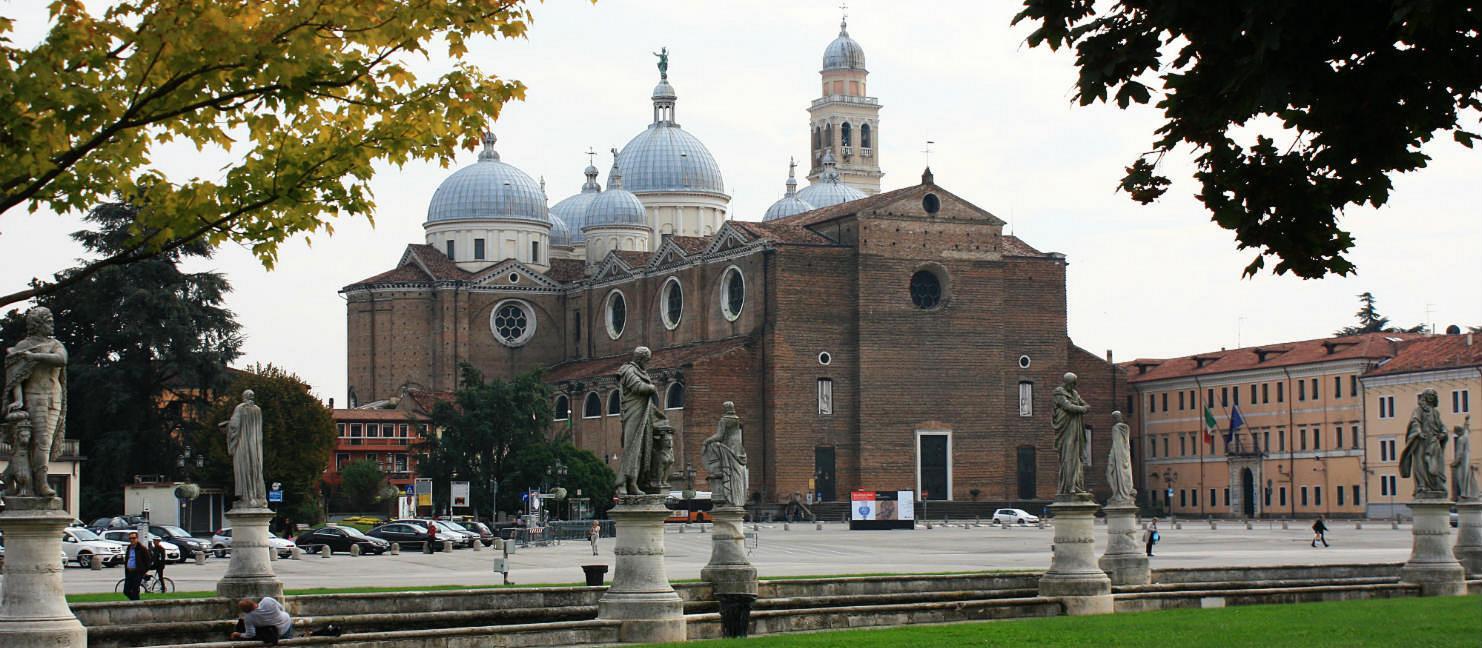 Италия, Сорренто, базилика на площади Святого Антония 